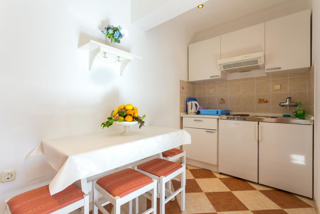 Apartments Slavica Pomena Zewnętrze zdjęcie