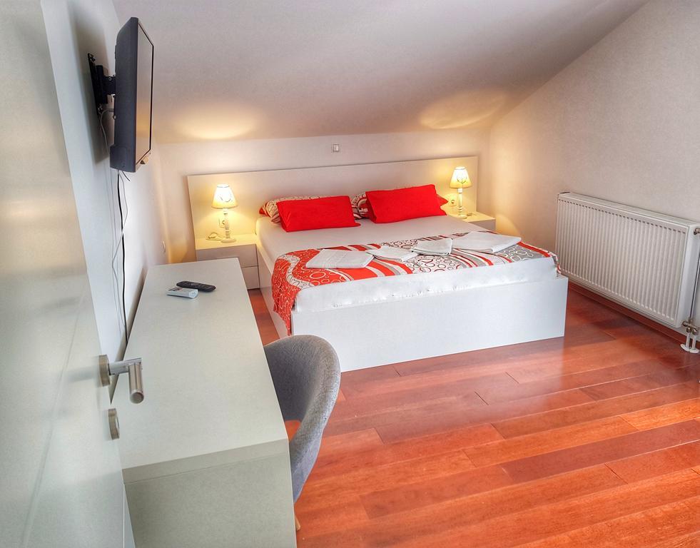 Apartments Slavica Pomena Zewnętrze zdjęcie